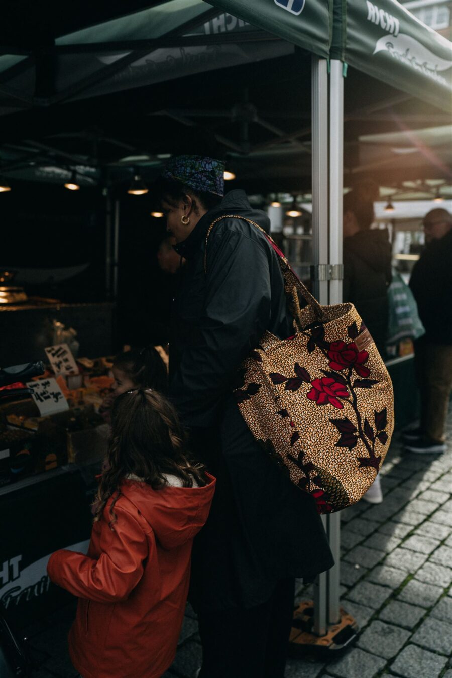 Een vrouw is op de markt en doet boodschappen met de Gnognou tas