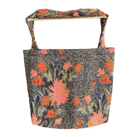 De Flowa tas van Wood & Cricket is een opvallende tas met een bloemen patroon van zwart, blauw, roze, koraal en zwart.