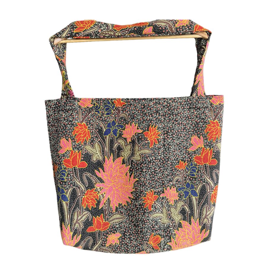 De Flowa tas van Wood & Cricket is een opvallende tas met een bloemen patroon van zwart, blauw, roze, koraal en zwart.