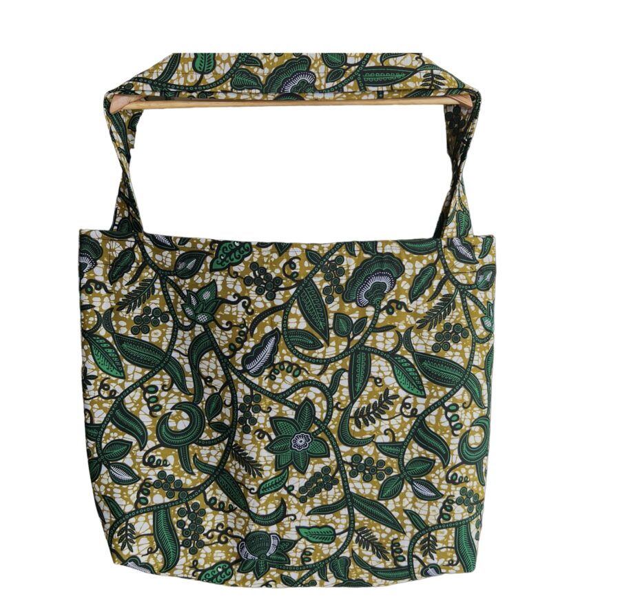 De Ave tas van Wood & Cricket is een opvallende tas met een authentiek patroon van groen, klei, zwart en wit.
