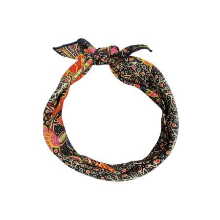 De Flowa Haarsjaal van Wood & Cricket is een opvallende sjaal met een bloemen patroon van zwart, blauw, roze, koraal en zwart.