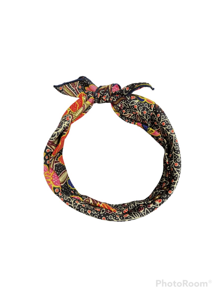 De Flowa Haarsjaal van Wood & Cricket is een opvallende sjaal met een bloemen patroon van zwart, blauw, roze, koraal en zwart.