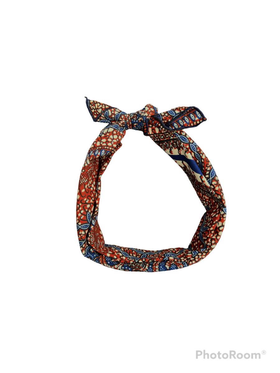 De Etatoua Haarsjaal van Wood & Cricket is een opvallende sjaal met een authentiek patroon van blauw, zwart, rood en crème