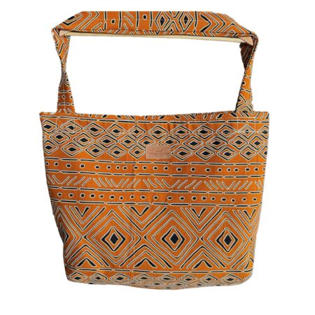 De Afrika tas is een handgemaakte tas uit de collectie van Wood & Cricket, de tas heeft een patroon van oranje, zwart en grijs