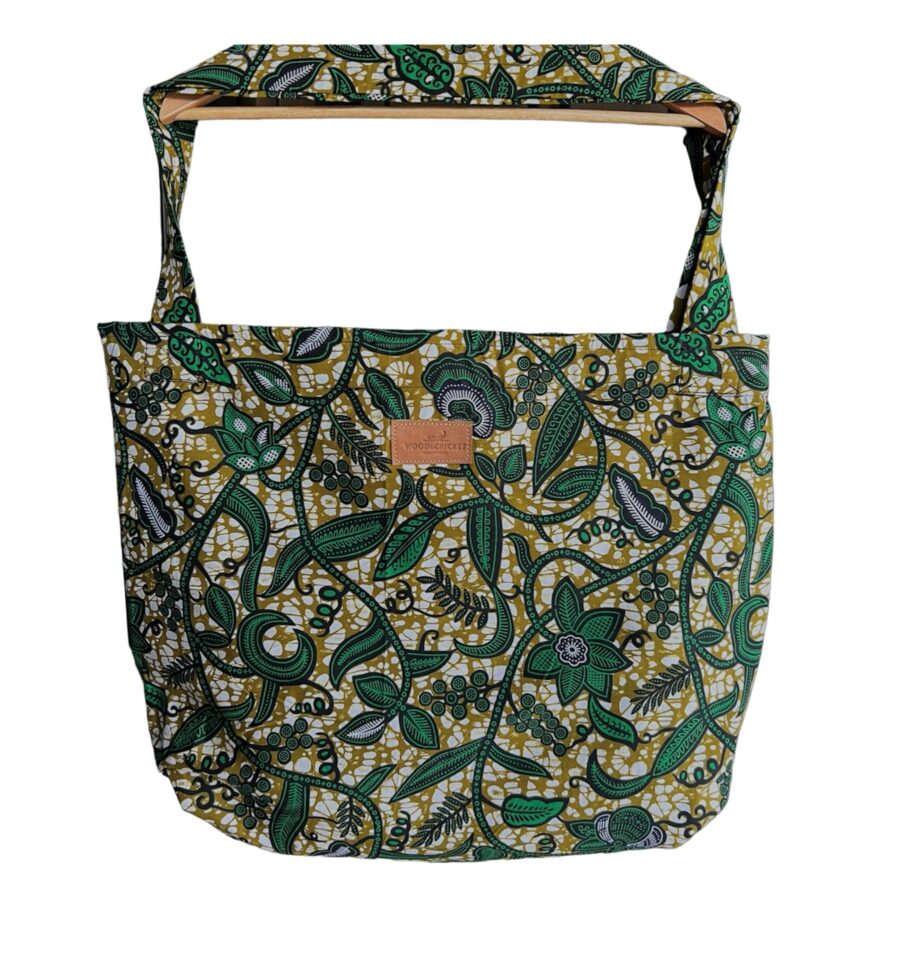 De Ave tas is een handgemaakte Afrikaanse tas uit de unieke collectie van Wood & Cricket, de print is donker groen, zwart en wit