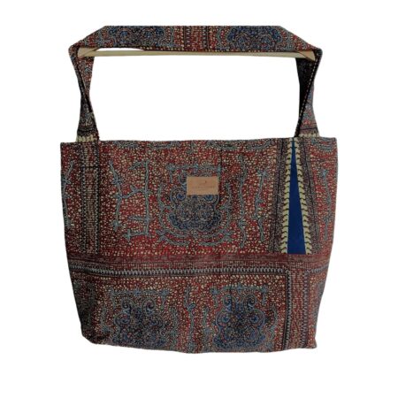 De Etatoua tas van Wood & Cricket is een opvallende tas met een authentiek patroon van blauw, zwart, rood en crème