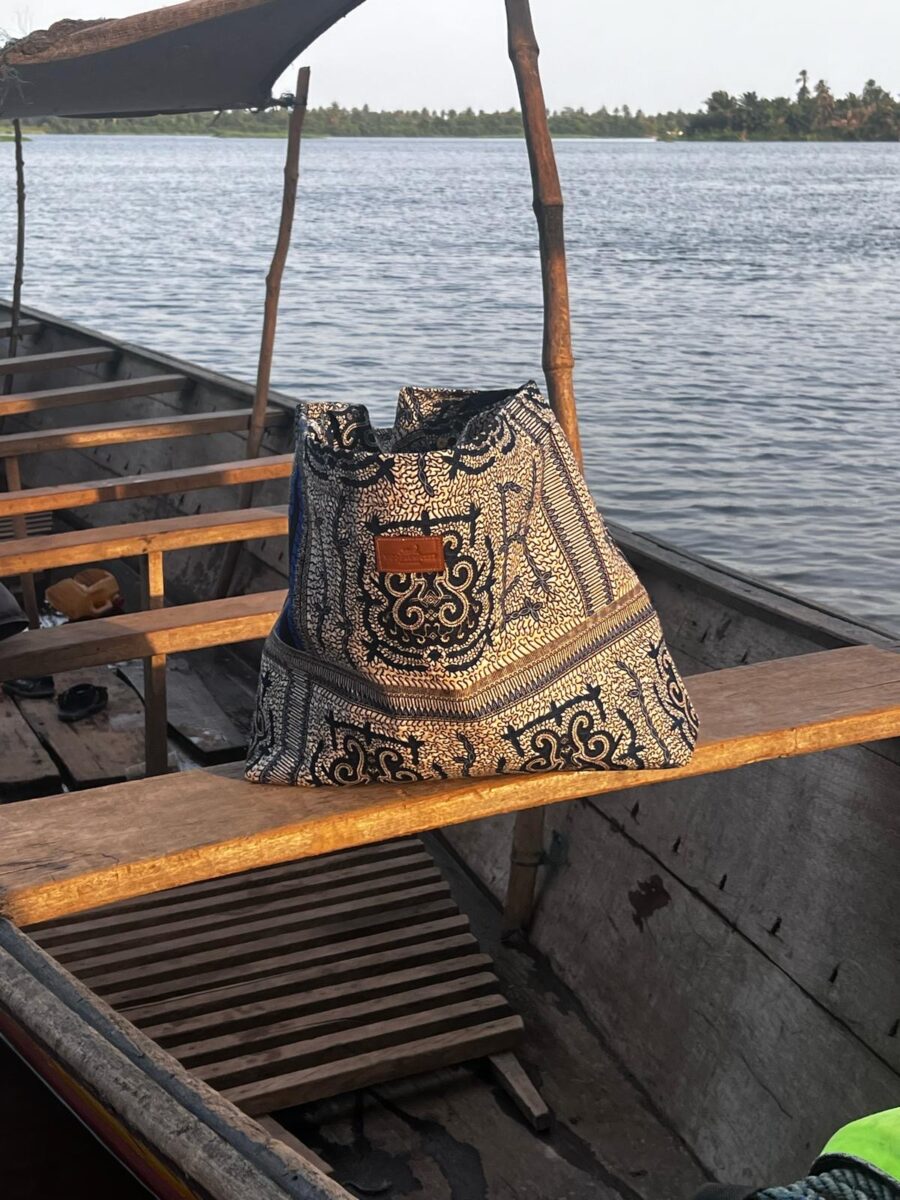 De blauwe Etatoua tas op een boot