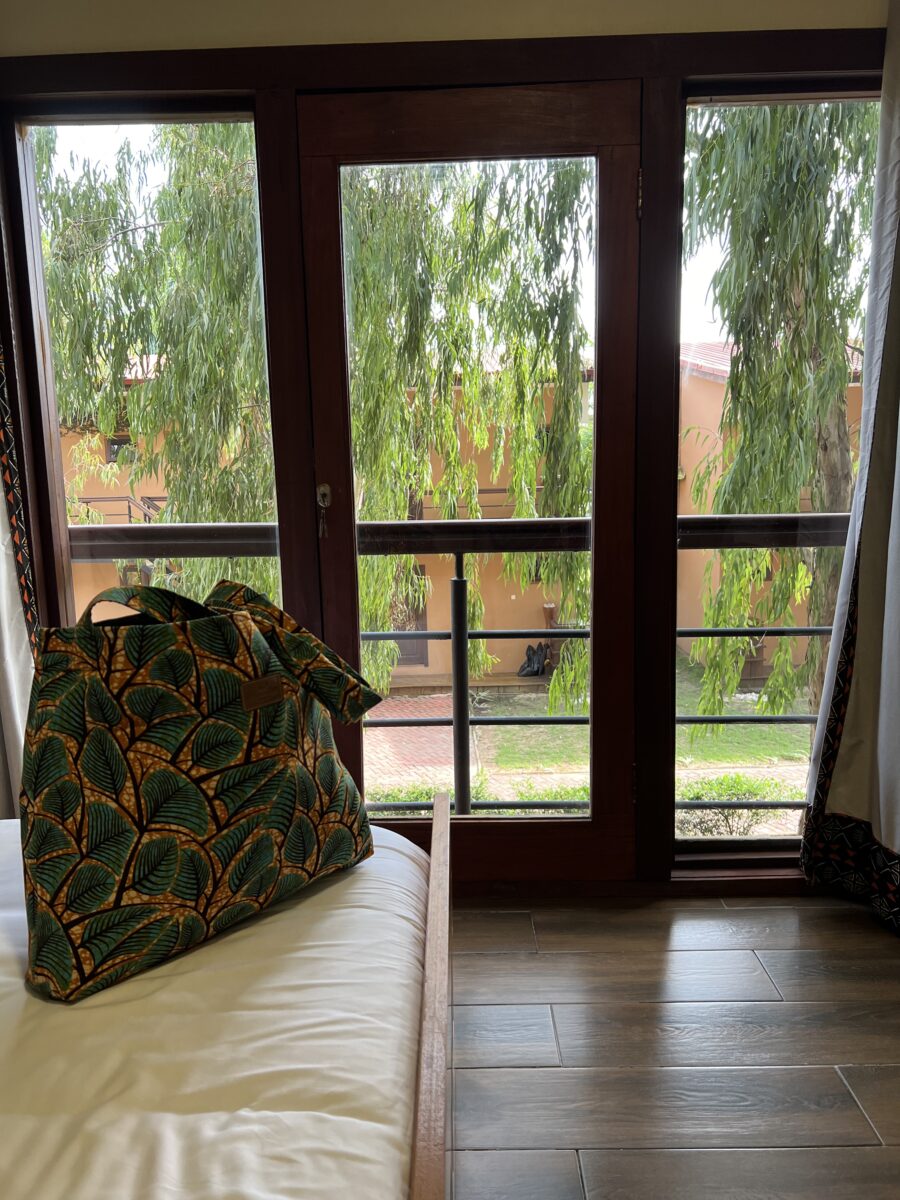 De Harmattan Bag staat op de hotelkamer en wordt gebruikt als shopper